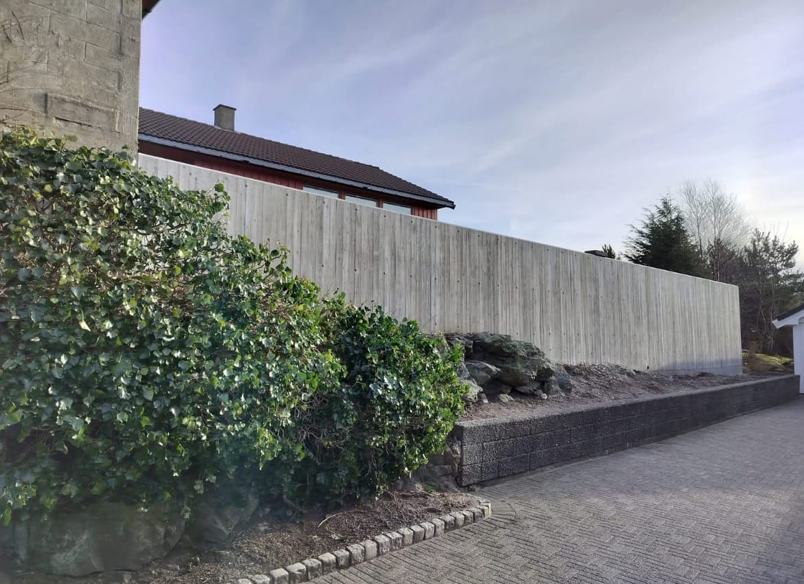Ferdig støttemur i bord-forskaling