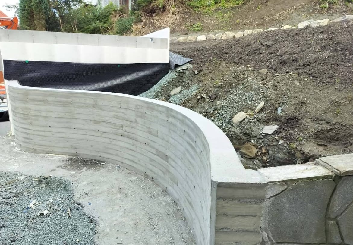 Buet betongmur støpt på stedet