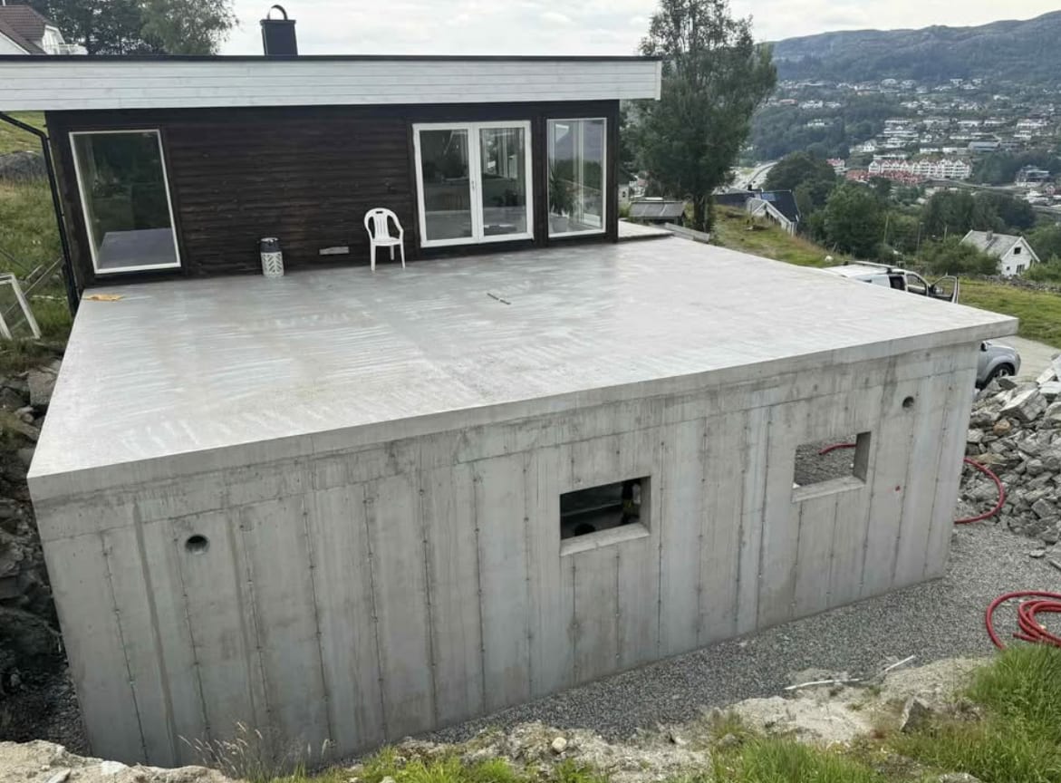 Vedlikeholdsfri garasje og terrasse i plasstøpt betong med utsikt