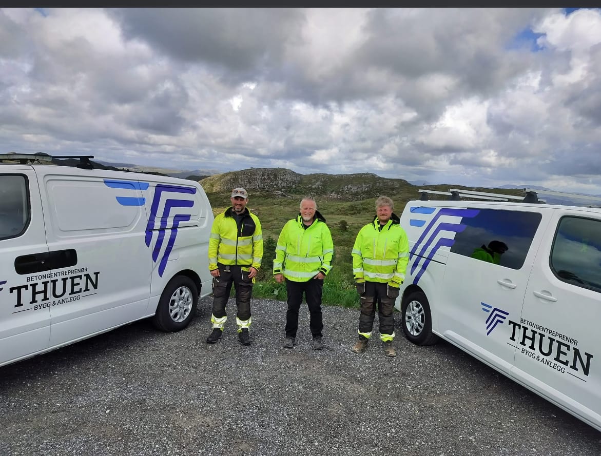 Mannskapet i Thuen Bygg og Anlegg ved firmabilen